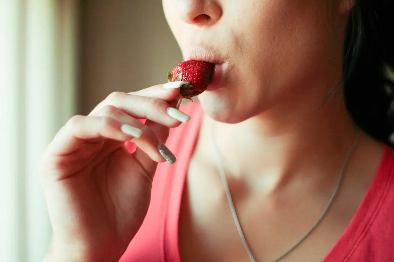 Comment savoir si une femme est attirée : Les 15 signes qui ne trompent pas